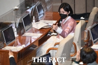  허은아, 한복입고 국회 본회의 참석 [TF사진관]