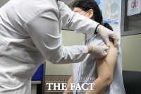  백신 본격 접종…전북 1호 접종자 '백신 안전성에 대한 믿음 확고해'