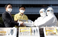  코로나19 대응 의료진에 수산물 선물하는 임준택 수협 회장 [포토]