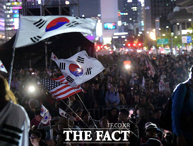 법원이 3.1절 연휴 도심집회를 금지한 서울시의 처분을 집행정지해달라는 보수단체의 청구를 일부 받아들였다./더팩트 DB