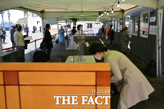 서울역 광장에 마련된 코로나19 임시선별검사소 찾은 시민들.