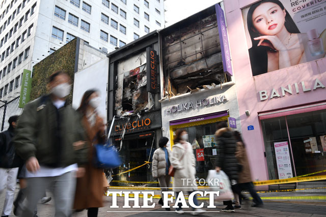 지난 설 연휴 마지막날인 14일 발생한 화재로 전소된 서울 중구 명동거리의 화장품 매장들이 약 2주가 지난 27일까지도 처참한 모습을 그대로 간직하고 있다. /남윤호 기자