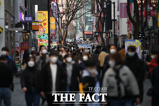 서울 낮 최고기온 16도로 따뜻한 날씨 보인 27일, 코로나19 여파로 침체된 명동거리가 붐비고 있다.