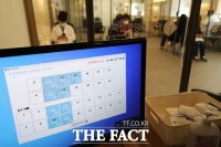  코로나19 백신접종 첫날 이상반응 15건 신고...모두 두통·발열·구토 등 경증