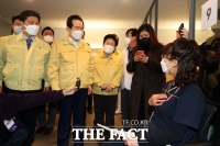  화이자 백신 접종자와 대화하는 정세균 총리 [포토]