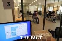  화이자 백신 접종 후 대기하는 의료진 [포토]