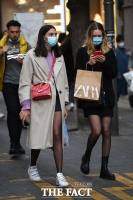  가벼운 옷차림으로 명동 걷는 시민들 [TF사진관]