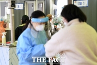  '방심은 금물' 백신 접종 이튿날… 선별진료소에 줄선 시민들 [TF사진관]