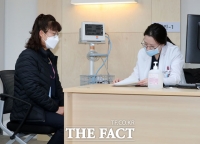  화이자 백신도 27일부터 접종…1호는 코로나 병동 미화원