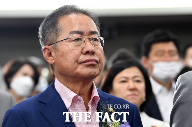 홍준표 무소속 의원이 지난해 9월 9일 오전 서울 여의도 국회에서 열린 대한민국 미래혁신포럼 21대 국회 개원 기념 특별강연에 참석해 태극기를 바라보고 있다.. /남윤호 기자