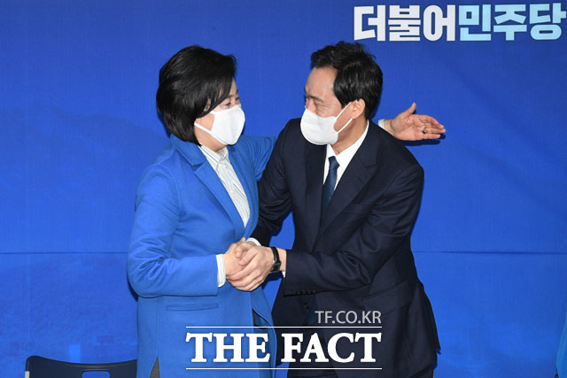 우상호 후보 안아주는 박영선 예비후보의 모습.