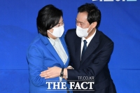  포옹 나누는 박영선-우상호 [포토]