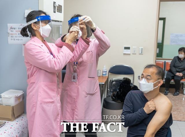 접종 첫날인 3월 2일, 울릉군 1호 코로나 19 백신 예방접종자인 울릉 송담 실버타운 김형섭 원장을 비롯한 총 11명의 예방접종을 시행했다./울릉군