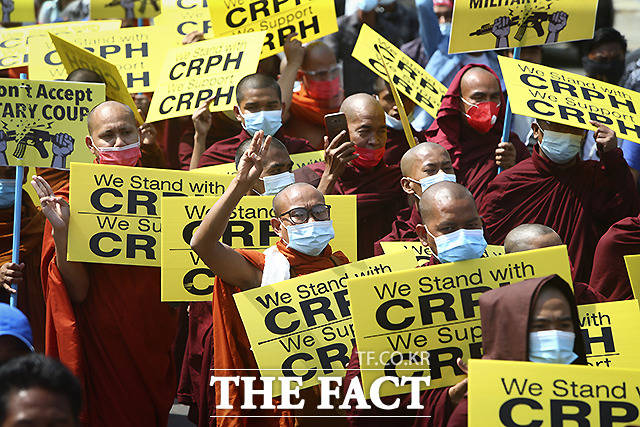 1일 미얀마 만달레이에서 세 손가락 경례를 하고 있는 승려들이 반 쿠데타 시위에 참가해 행진하고 있다.