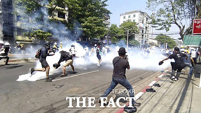 1일 미얀마 양곤에서 쿠데타 반대 시위대가 보안군이 발사한 최루탄을 피해 도망치고 있다.
