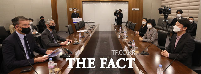 서울시장 보궐선거에 출마한 안철수 국민의당 대표(오른쪽)가 2일 오전 서울 중구 주한유럽상공회의소에서 열린 현장 회의에 참석해 디어크 루카트 주한유럽상공회의소 회장(왼쪽)과 대화를 나누고 있다. /국회사진취재단