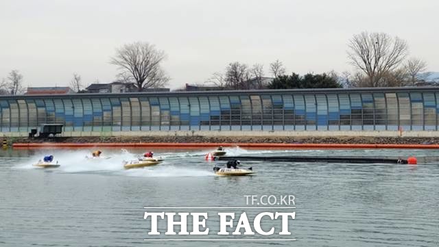 구본선(2번) 선수가 1위로 턴을 하며 결승선을 향해 전력 질주를 하고 있다./기금조성총괄본부 제공