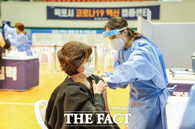 목포시는 2일 요양시설 종사자 100명을 대상으로 코로나19 예방백신 접종을 실시했다. 시는 오는 5일까지 360명을 대상으로 예방백신 접종을 할 예정이다./목포시 제공