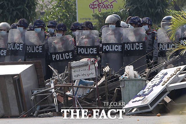 28일 미얀마 만달레이에서 방패를 든 미얀마 전경들이 쿠데타 반대 시위대가 설치한 봉쇄선을 넘을 준비를 하고 있다.