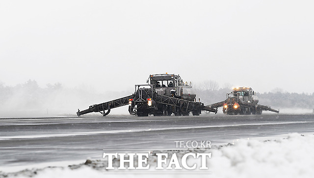 강릉시 월호평동 공군 제18전투비행단 장병들이 SE-88 및 Snow Plow와 같은 공군의 제설장비를 동원해 활주로에 쌓인 눈을 치우고 있다.