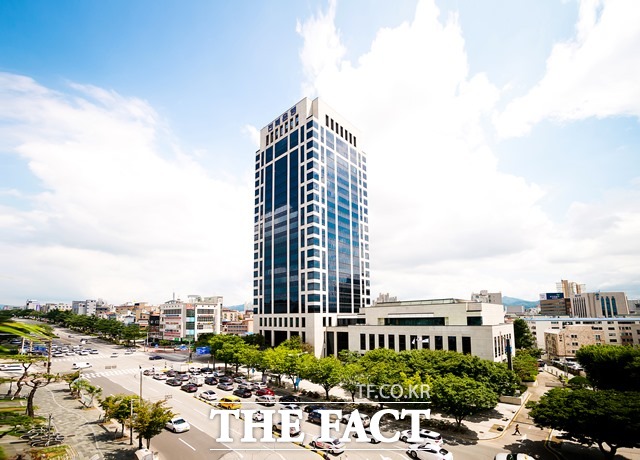 전북은행은 ‘JB MY금고’ 상품 출시 기념으로 해당 계좌에 10만 원 이상 보관 시 50명에게, 300만 원 이상 보관 시 10명에게 추첨을 통해 모바일 상품권을 지급하는 이벤트를 진행한다고 2일 밝혔다. /전북은행 제공