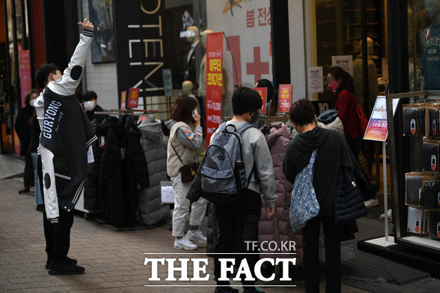 서울 낮 최고기온 16도로 전국이 대체로 맑고 따뜻한 날씨를 보인 지난달 27일 오후 서울 중구 명동거리를 찾은 시민들이 할인하는 외투를 살펴보고 있다. /남윤호 기자