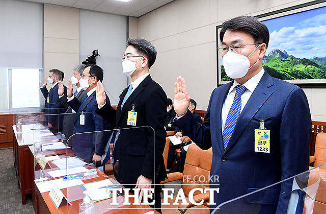 지난달 22일 서울 영등포구 여의도 국회에서 열린 환경노동위원회 산업재해 관련 청문회에서 최정우 포스코 회장(오른쪽) 등 증인들이 선서를 하고 있다. /뉴시스