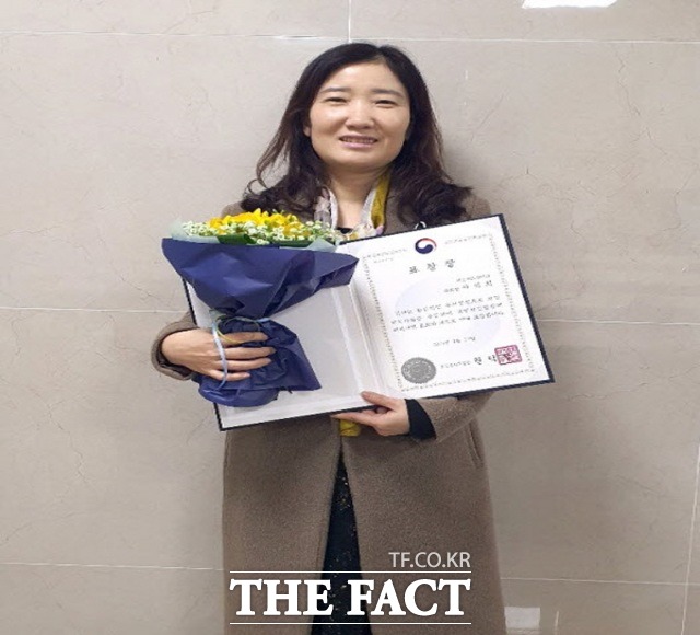김천대학교 간호학과 이선희 교수가 대한조산헙회 총회에서 보건복지부 장관상을 수상 후 상장을 들고 웃고 있다/김천=김서업 기자