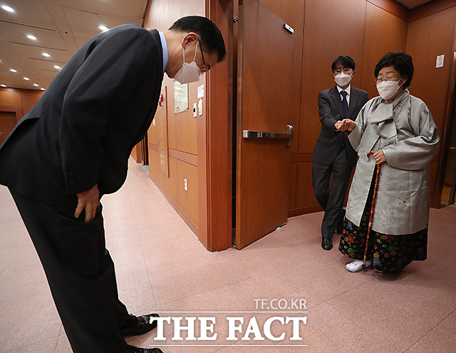 정의용 외교부 장관(왼쪽)이 3일 오후 서울시 종로구 외교부를 방문한 일본군 위안부 피해자인 이용수 할머니를 엘리베이터 앞까지 나와 맞이하며 인사하고 있다. /뉴시스