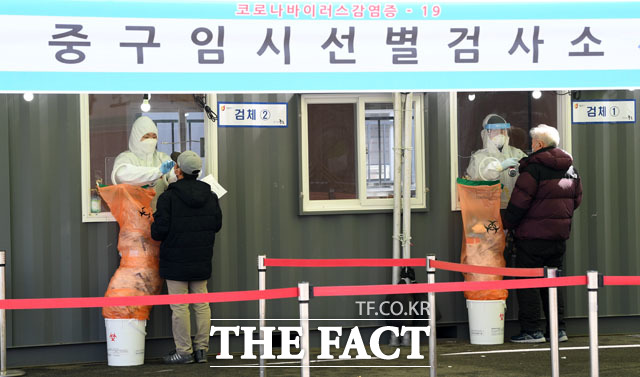 경기 동두천 임시선별진료소의 외국인 근로자 대상 선제검사에서 100명 넘는 확진자가 무더기로 발생했다. 코로나19 백신 접종 시작 이틀째인 2월 27일 오전 서울 중구 서울역 광장 임시선별검사소에서 시민들이 검사를 받고 있다. /남윤호 기자