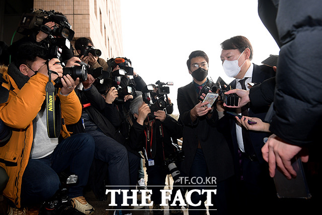 윤석열 검찰총장이 지난달 1일 오전 경기도 과천 정부과천청사에서 박범계 신임 법무부 장관을 예방하기 전 취재진의 질문에 답하고 있다./이선화 기자