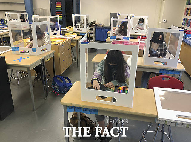 2일 캘리포니아 노바토의 시날로아 중학교에서 학생들이 개별 가림막이 설치된 책상에서 예술 프로젝트를 진행하고 있다.