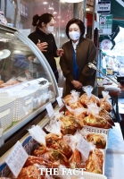  청년 상인과 대화하는 박영선 [포토]