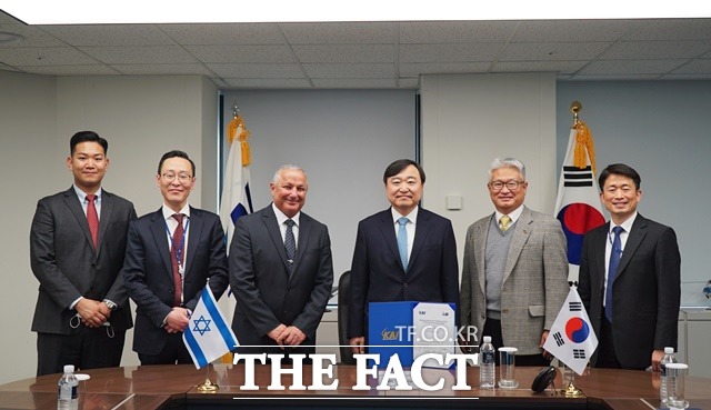 안현호(오른쪽 세번째) 한국항공우주산업(KAI) 사장이 이스라엘 IAI와 유무인 복합운영체계 협력을 위한 업무협약 체결 후 관계자들과 기념촬영을 하고 있다. /KAI 제공