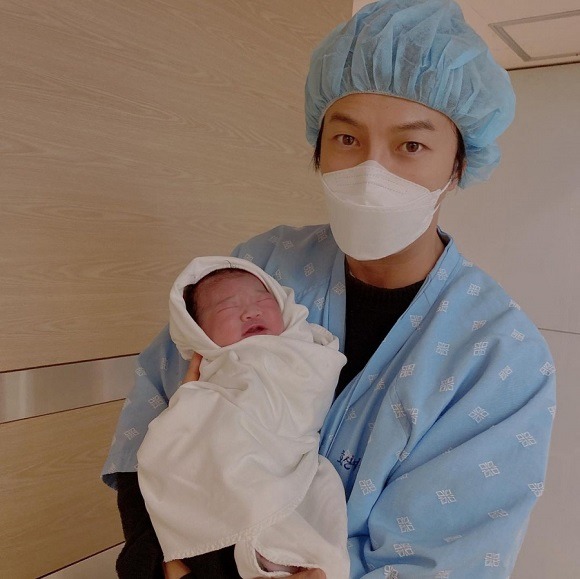 배우 박건형이 3일 소속사와 자신의 SNS를 통해 딸 아이의 출산 소식을 전했다. /박건형 인스타그램 캡처
