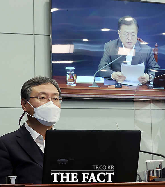 문재인 대통령이 4일 김진국 신임 민정수석을 임명했다. 이에 따라 신현수 전 민정수석은 지난달 중순 사표를 낸 이후 약 2주 만에, 민정수석 임명 두 달 만에 청와대를 떠나게 됐다. /뉴시스