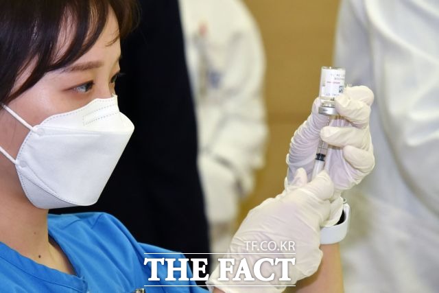 서울시가 6일간 백신접종을 1만3131명에게 했고 이상반응으로 신고된 사례는 65건이라고 밝혔다. /사진공동취재단