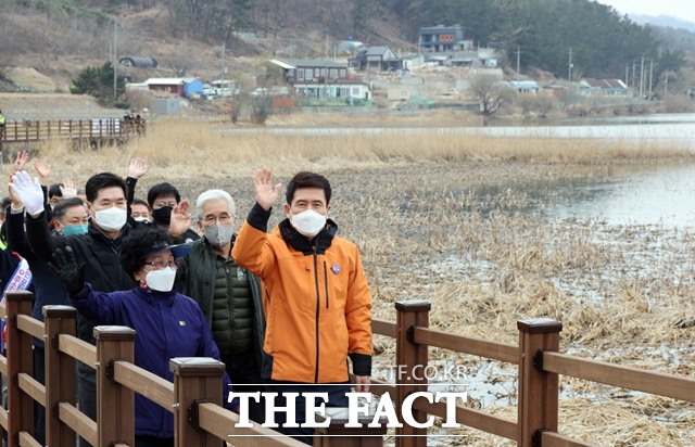 포항시는 4일 조박저수지 둘레길 준공식을 가졌다. 준공식 후 이강덕 포항시장이 지역 주민들과 함께 둘레길을 걸어보고 있다./포항시 제공