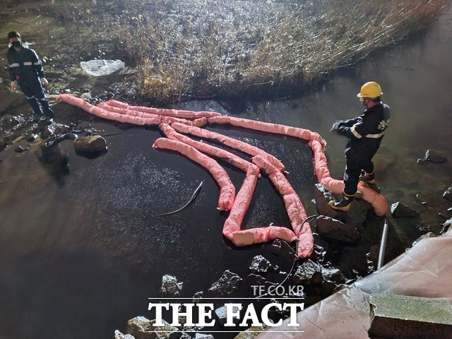 지난 4일 울산 울주군 온산읍에서 울산해경 관계자들이 유출된 원유 확산을 차단하고 있다. /울산해양경찰서 제공