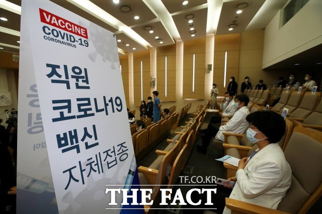 서울시는 예방접종 시행 7일동안 2만3015명에게 백신을 접종했고 이상증상은 157건 발생했다고 발표했다. /사진공동취재단