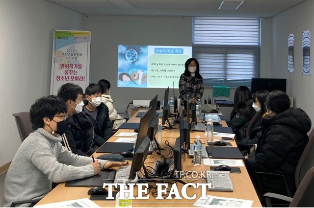 순창군이 웹툰만화작가에 관심이 있는 청소년을 위해 이달말까지 디지털 미술교육을 시범운영해 청소년의 꿈을 응원하고 있다. /순창군 제공