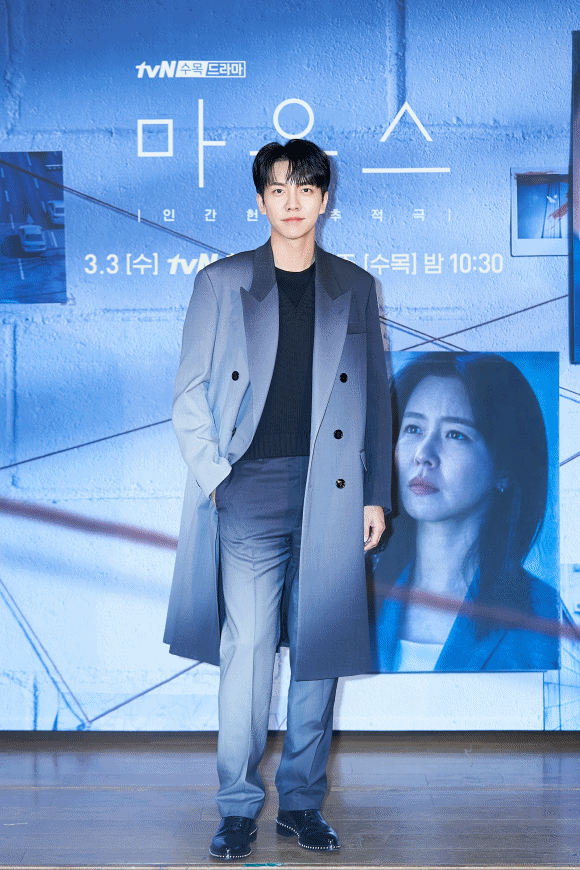 배우 이승기가 tvN 새 수목드라마 마우스 제작발표회 현장에서 그러데이션 패션으로 눈길을 끌었습니다. /tvN 제공