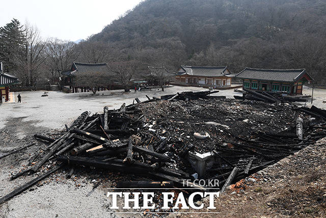 6일 오후 전북 정읍시 내장사의 대웅전이 화재로 전소된 가운데 그을린 목재와 잔해들이 어지럽게 놓여 있다. /정읍=남용희 기자