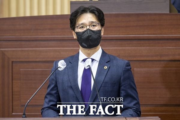 5일 경북도의회 정세현 의원은 경북도의 지방비 매칭으로 인한 의무지출로 지역발전을 위한 자체적 사업 추진여력과 동력이 타도시에 비해 심각하다며 이에대한 해결책을 따져 묻고 있다./경북도의회제공