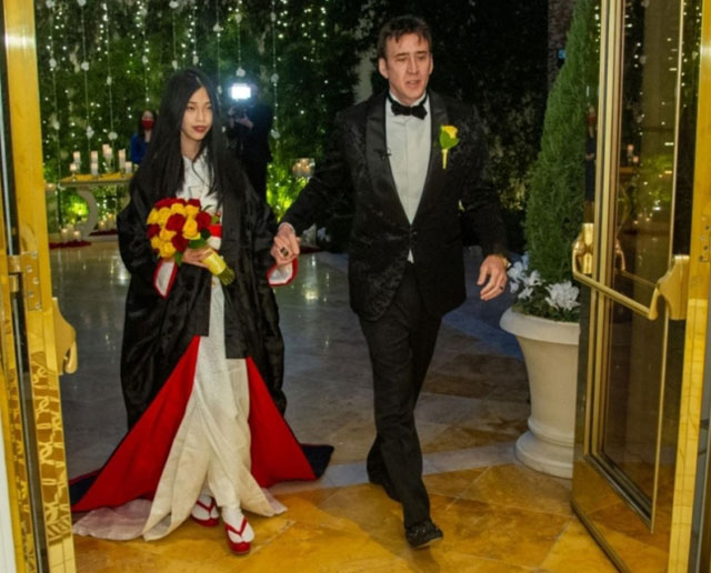 니콜라스 케이지가 결혼식에서 턱시도를, 신부 시바타는 기모노를 입고 등장하고 있다. /NicolasCageOnFire 트위터