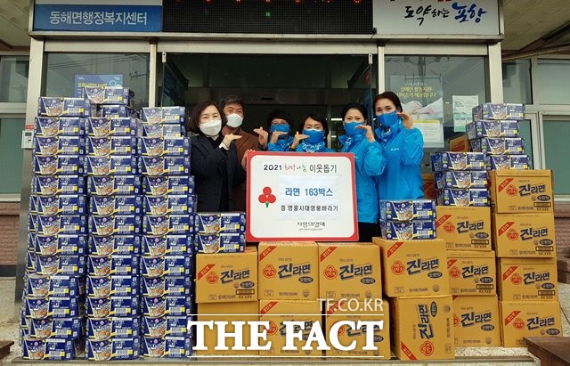 트로트 스타 임영웅 팬클럽인 포항 영웅시대 영웅바라기 모임이 지난 5일 임영웅 미스터트롯 진 1주년 기념으로 포항시 동해면에 소외계층을 위해 100 만원 상당의 라면을 기부했다./포항 영웅바라기 제공