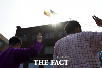  미얀마대사관 앞 세 손가락 경례 [포토]