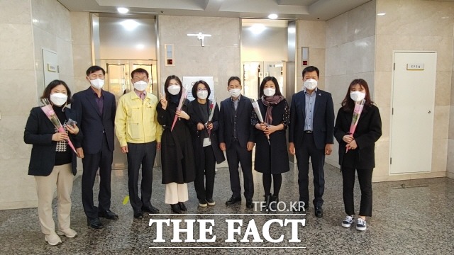 순천시 생태환경센터는 8일 ‘세계 여성의 날’을 맞아 센터 소장과소속 부서장들이 출근하는 여직원들에게 사랑과 존경의 메시지가 담겨있는 장미꽃과 빵을 전달했다. /순천시 제공