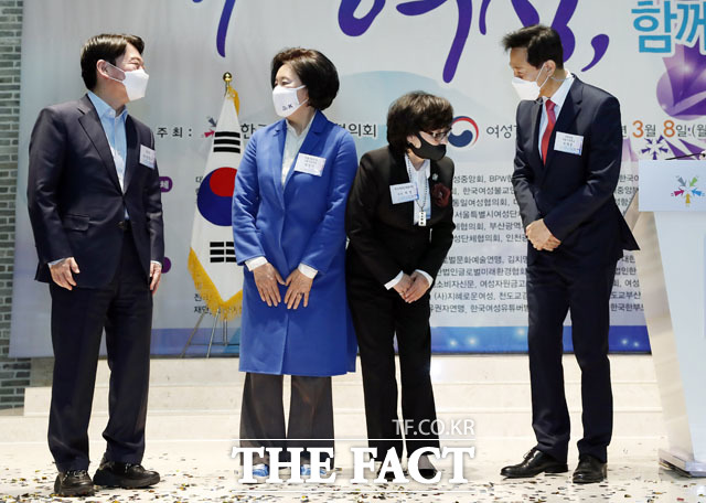인사 나누는 3당 서울시장 후보와 허명 한국여성단체협의회장(왼쪽 세 번째).