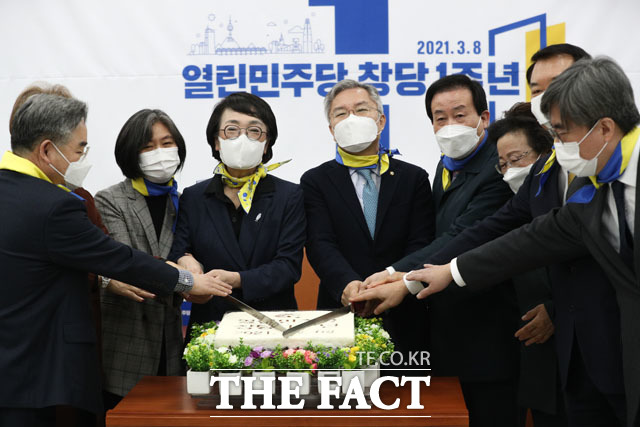 8일 오전 서울 여의도 국회에서 열린 열린민주당 창당 1주년 기념식에서 최강욱 대표(가운데)와 김진애 서울시장 후보(왼쪽 세번째) 등 참석자들이 1주년 기념떡을 자르고 있다. /국회=남윤호 기자